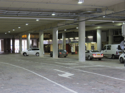 906694 Gezicht in de Stationsstraat te Utrecht, met links en rechts parkeergarages, vanaf de Catharijnesingel.